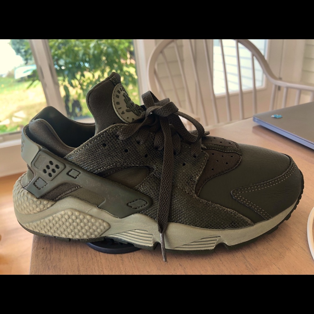 (SOLD)!Nike Air Hurache Men’s size 9 Running Shoes